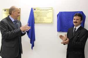 O presidente do Coren-DF, Wellington Antônio da Silva, e o presidente do Cofen, Osvaldo Albuquerque, descerram a placa de inauguração da nova sede