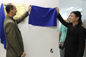 O secretário e vice-presidente do Coren-DF, Eduardo Mamede, e o tesoureiro, Paulo Roberto Bezerra, descerram placa de agradecimento aos conselheiros federais