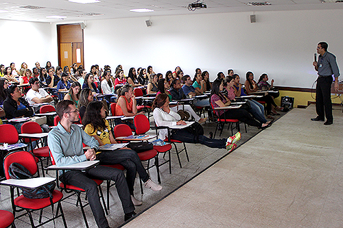 Conselheiro Cleidson de Sá Alves ministra teoria no primeiro dia do curso inédito de gasometria promovido pelo Coren-DF a cerca de 150 enfermeiros e estudantes de enfermagem