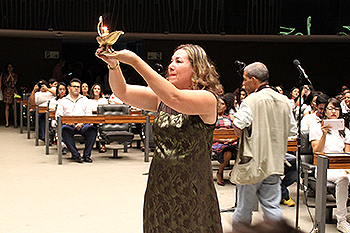 A enfermeira Onã Silva carregou o símbolo da enfermagem pelo plenário da Câmara dos Deputados e a entregou, em seguida, aos membros da mesa
