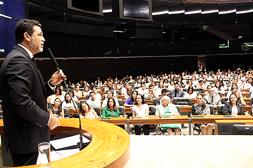 O sindicalista Jorge Vianna parabenizou a Câmara pela homenagem, mas teceu críticas aos deputados que discursam sobre a importância da enfermagem e ignoram projetos de lei que beneficiam a categoria