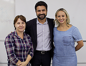 A professora de bioética da Faculdade Anhanguera, Maria Clara da Silva, e a coordenadora do curso de enfermagem, Gabriela Cristina de Souza, convidaram os conselheiros do Coren-DF para palestrar aos alunos da instituição