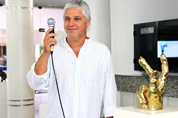 O artista Ricardo Stumm discursa na abertura de sua exposição