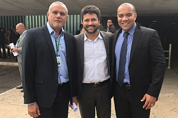 O presidente do Coren-DF, Gilney Guerra, ladeado pelo presidente do Sindicato dos Auxiliares e Técnicos de Enfermagem em Alagoas, Mário Jorge dos Santos Filho (E), e pelo conselheiro federal Luciano Silva (D), acompanharam a análise do PLS 349/2016 no Senado